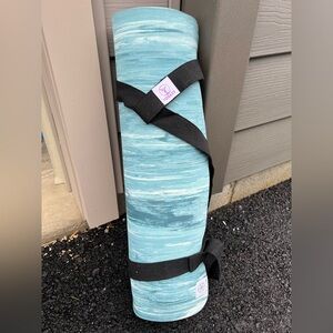 GAIAM Teal Yoga Mat with YogaER Black Carrying Strap